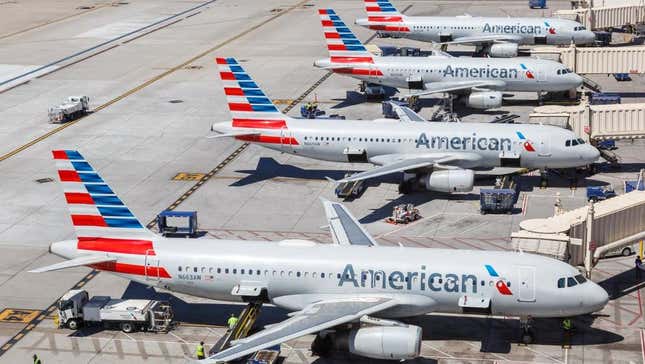 تغريم الخطوط الجوية الأمريكية بسبب إبقاء الركاب على متن الطائرة
